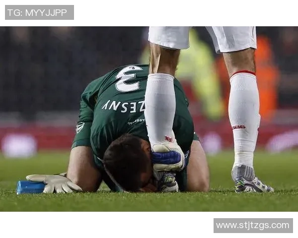 足球明星亲吻瞬间曝光引发热议粉丝纷纷点赞分享社交媒体盛况空前 足球明星亲吻瞬间曝光引发热议粉丝纷纷点赞分享社交媒体盛况空前